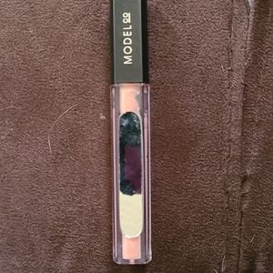 Model CO lip gloss (striptease)